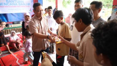 Wali Kota Pekalongan Achmad Afzan Arslan saat meninjau pengungsi banjir di Kelurahan Pasir Kraton Kramat, Jumat 30 Januari 2026 (foto: Pemkot Pekalongan)