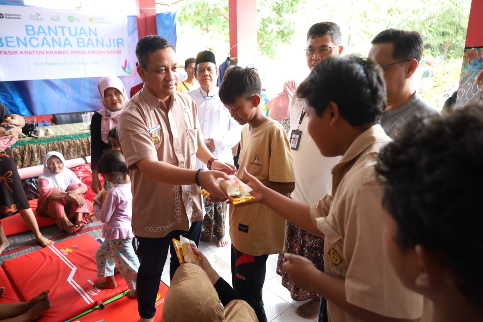 Wali Kota Pekalongan Achmad Afzan Arslan saat meninjau pengungsi banjir di Kelurahan Pasir Kraton Kramat, Jumat 30 Januari 2026 (foto: Pemkot Pekalongan)