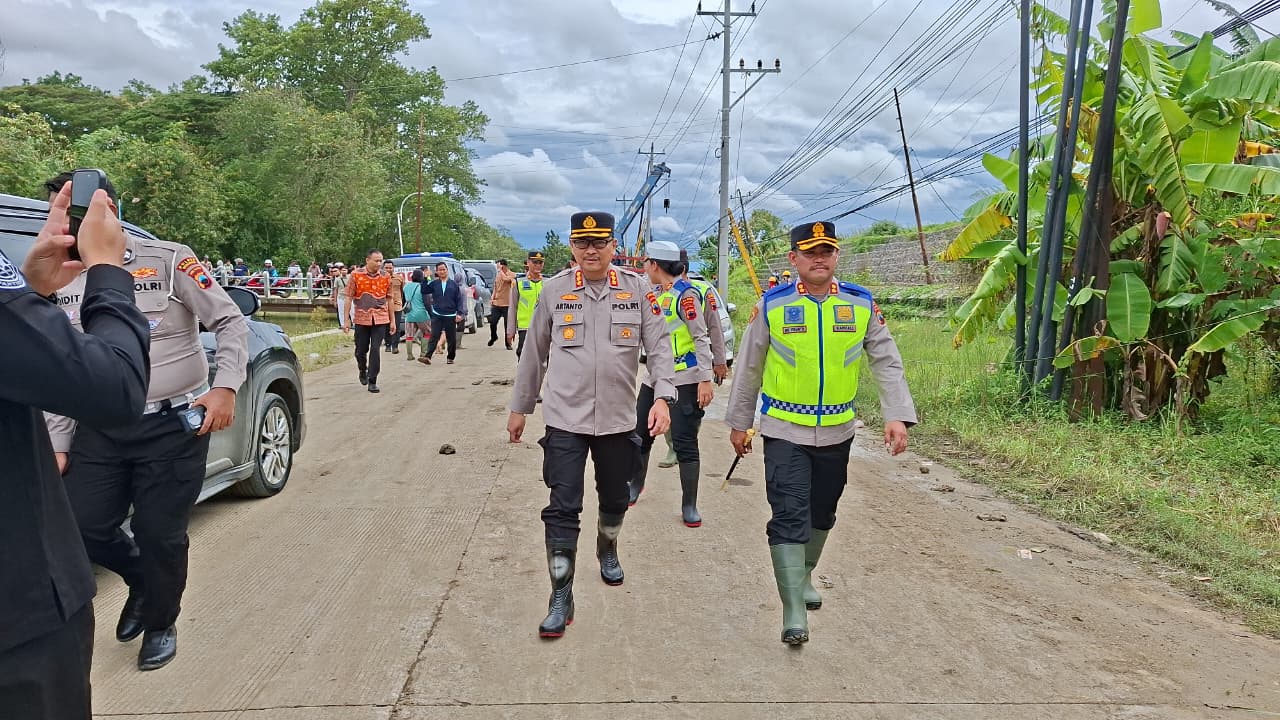 Kabid Humas Polda Jateng, Kombes Pol Artanto saat meninjau langsung lokasi jebolnya tanggul di Desa Tinanding, Kecamatan Godong, Kabupaten Grobogan, Rabu 18 Februari 2026 (foto: Polda Jateng)