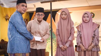 Gus Yasin menyerahkan apresiasi bisyaroh kepada para tahfidz Al-Qur’an 30 juz di Pekalongan, Sabtu 31 Januari 2026 (foto: Pemprov Jateng)