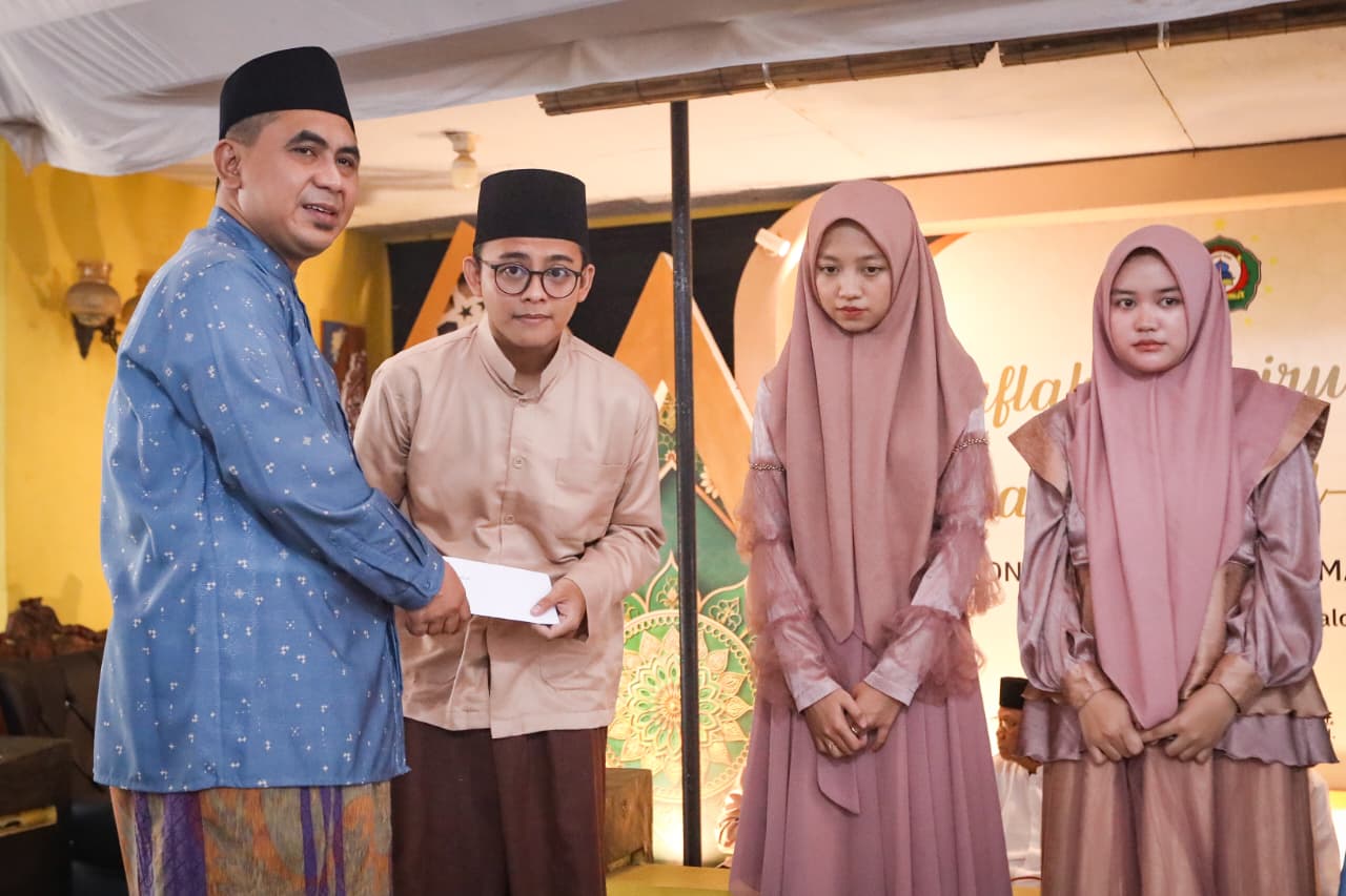 Gus Yasin menyerahkan apresiasi bisyaroh kepada para tahfidz Al-Qur’an 30 juz di Pekalongan, Sabtu 31 Januari 2026 (foto: Pemprov Jateng)