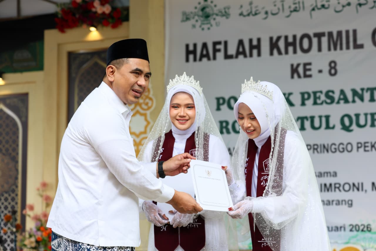 Wakil Gubernur Jateng Taj Yasin Maimoen saat menghadiri Wisuda Tahfidh Qur’an di Pondok Pesantren Roudhlotul Qur’an, Pekalongan, Minggu 1 Februari 2026 (foto: Pemprov Jateng)