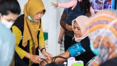Tim Dokter Spesialis Keliling (Speling) RSUD Margono melakukan pemeriksaan kesehatan warga terdampak bencana di Desa Serang, Purbalingga (foto: Pemprov Jateng)