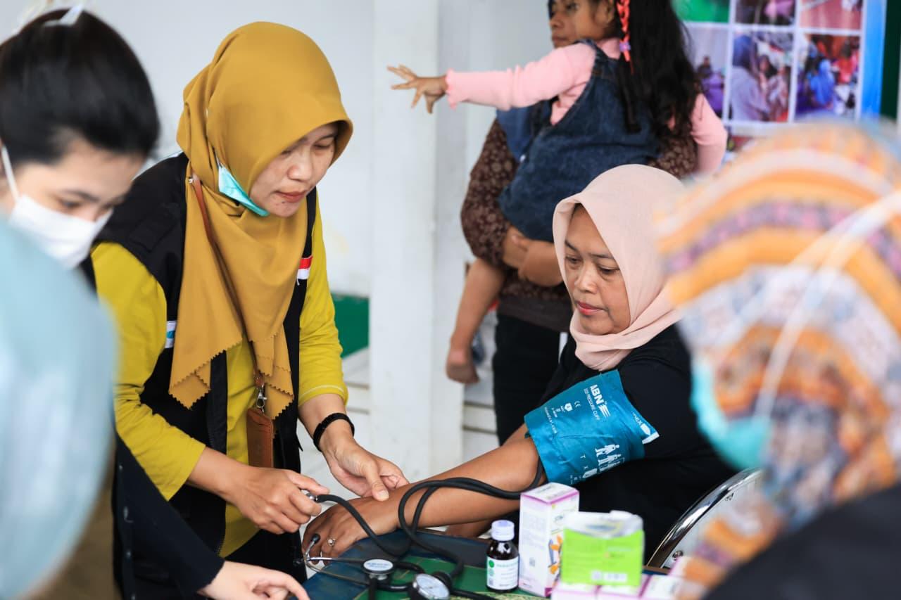 Tim Dokter Spesialis Keliling (Speling) RSUD Margono melakukan pemeriksaan kesehatan warga terdampak bencana di Desa Serang, Purbalingga (foto: Pemprov Jateng)