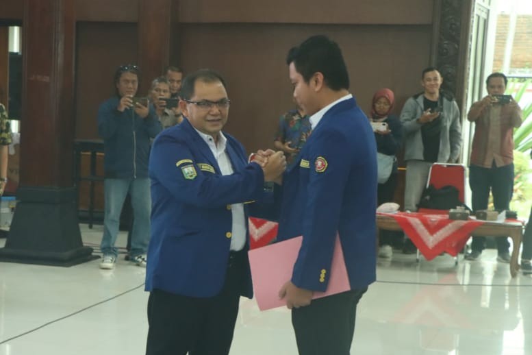 Bupati Ngesti Nugraha saat mengukuhkan pengurus Karang Taruna Kabupaten Semarang masa bakti 2025-2030 di pendapa rumah dinas bupati, Minggu 1 Febaruari 2026. (foto: Pemkab Semarang)