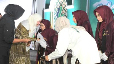 Ning Nawal menyerahkan bisyaroh kepada penghafal Al-Qur’an di Haflah Khotmil Qur’an ke-17 Pondok Pesantren Ittihadut Tholibin, Minggu 1 Februari 2026 (foto: Pemprov Jateng)