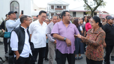 Rano Karno dan rombongan menyusuri Kota Lama bersama Wali Kota Semarang. (Foto: dok/Humas Pemkot)