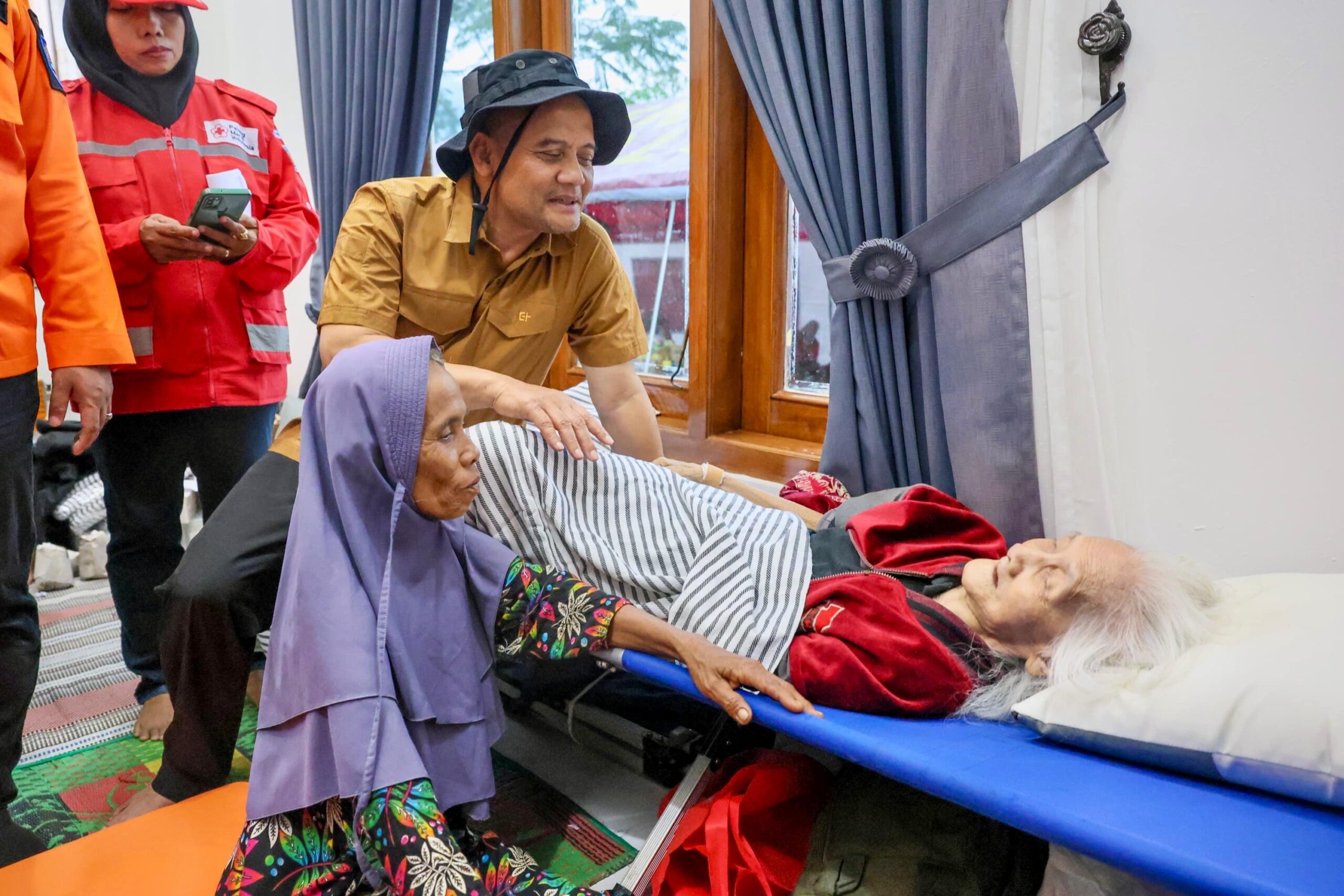 Gubernur Jateng Ahmad Luthfi saat meninjau lokasi bencana tanah bergerak di Tegal, Rabu 4 Februari 2026 (foto: Pemprov Jateng)