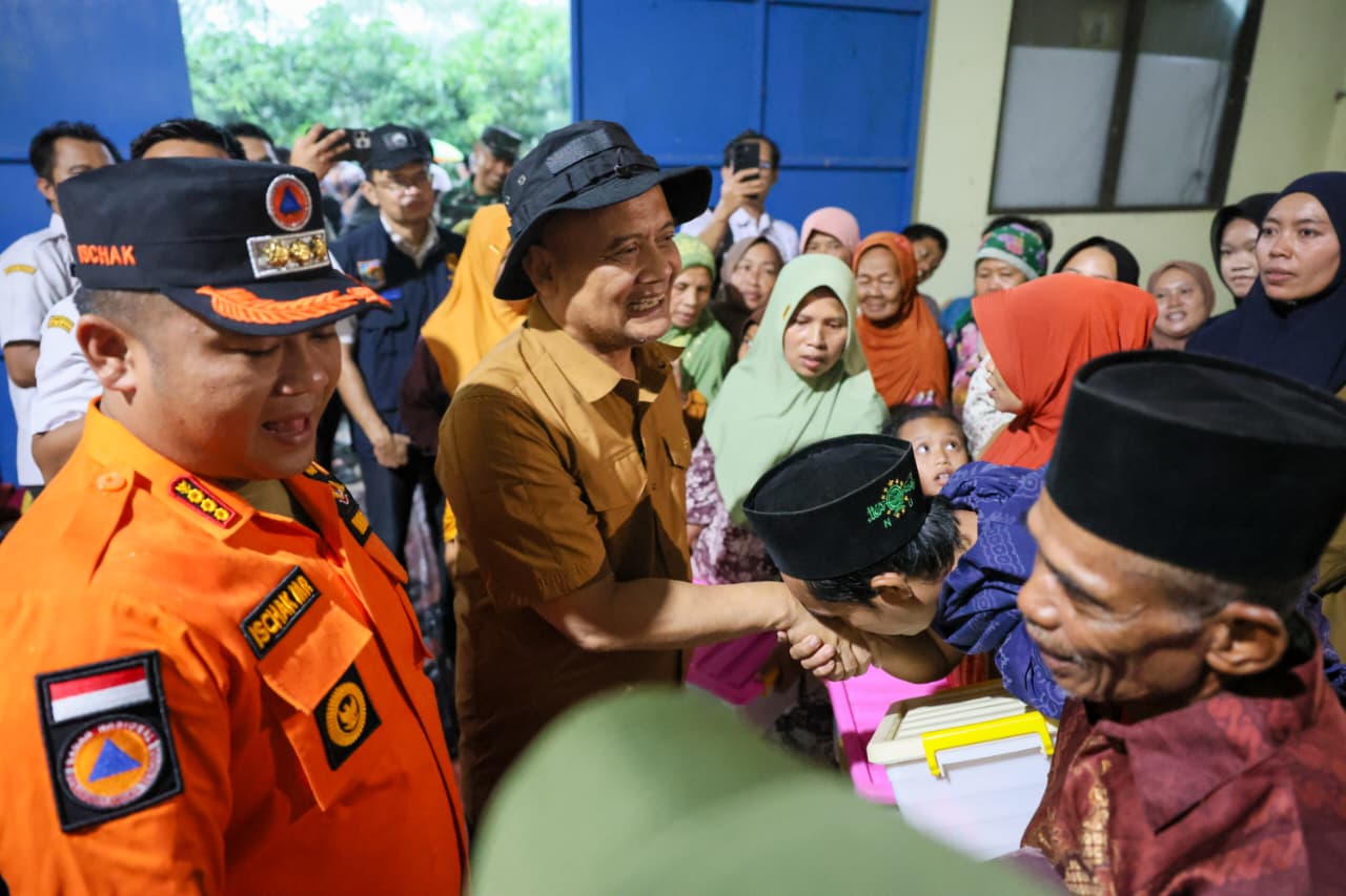 Gubernur Jateng Ahmad Luthfi berbincang dengan warga pengungsi di Desa Padasari, Tegal Rabu 4 Februari 2026 (foto: Pemprov Jateng)