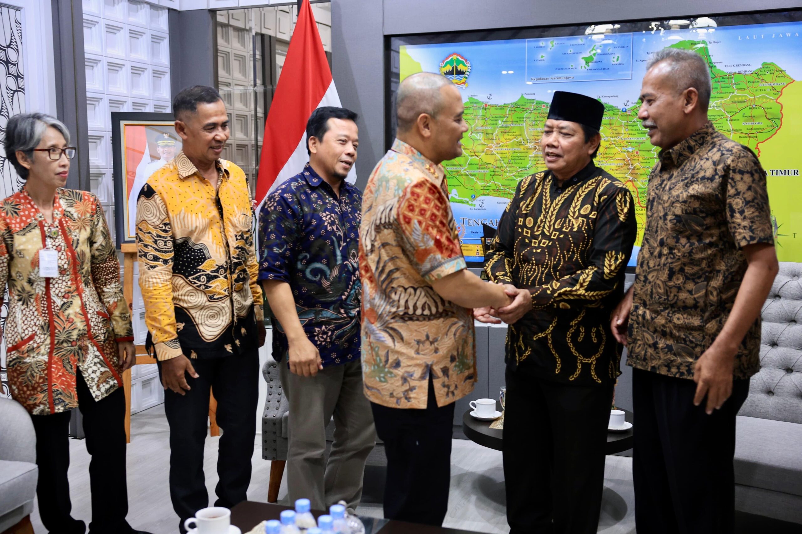 Ketua Paguyuban Satria Praja Banyumas Saifuddin menyampaikan aspirasi kepala desa kepada Gubernur Jateng (foto: Pemprov Jateng)