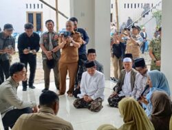 Gubernur Jateng Jadi Fotografer Dadakan Saat Dampingi Wapres Gibran di Tegal