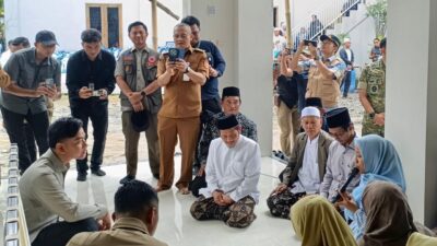 Gubernur Jateng Jadi Fotografer Dadakan Saat Dampingi Wapres Gibran di Tegal