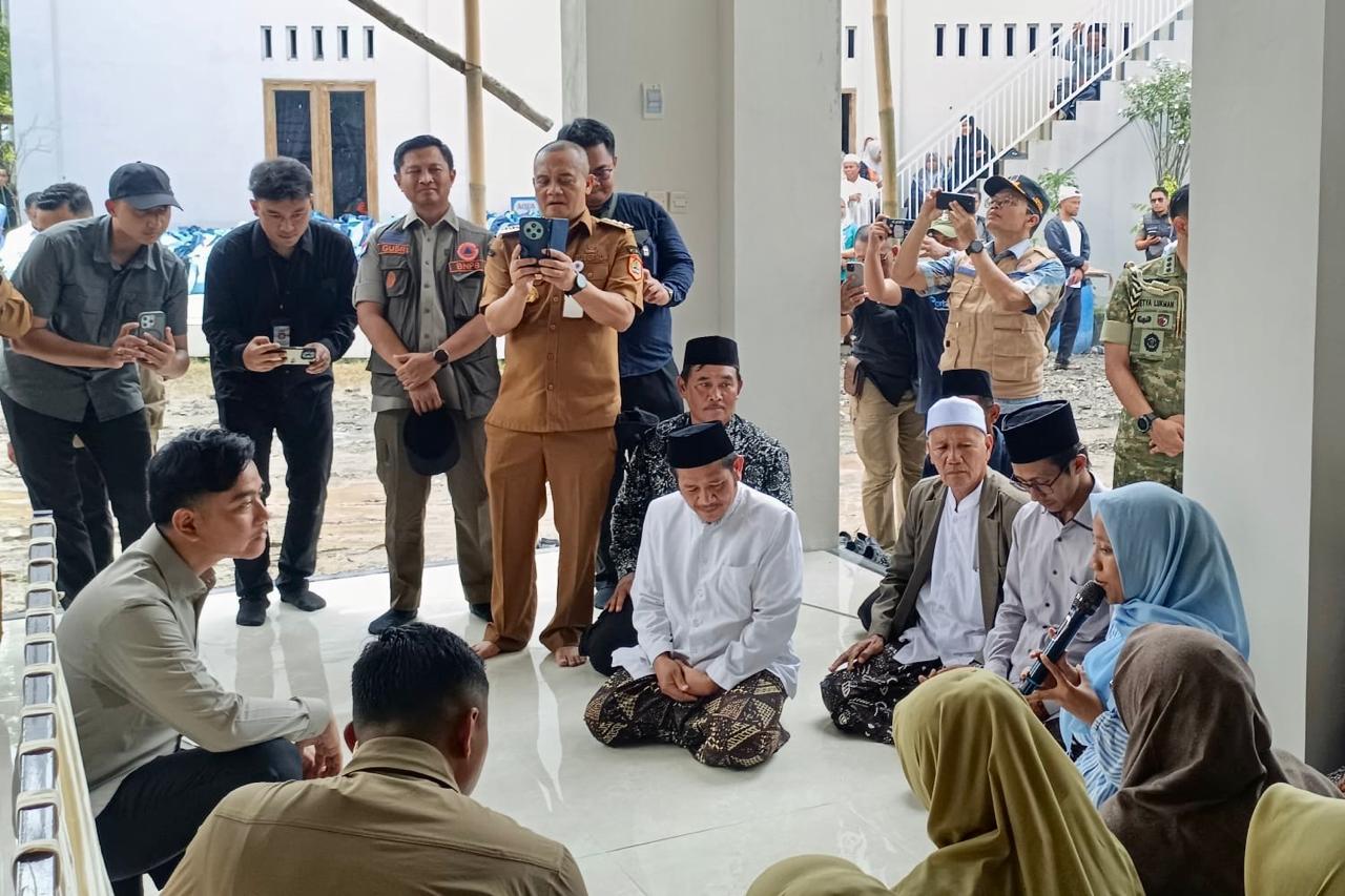 Gubernur Jateng Ahmad Luthfi memotret warga bersama Wapres Gibran di lokasi pengungsian Pondok Pesantren Al Adalah 2, Jumat 6 Februari 2026 (foto: Pemprov Jateng)