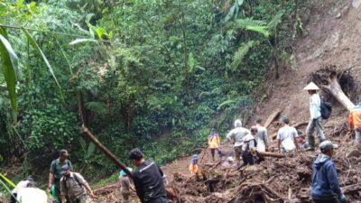 Pemkab Kendal Gerak Cepat Bersihkan Material Longsor di Sungai