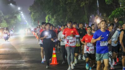 Ribuan pelari memadati kawasan Pura Mangkunegaran saat Kiky Run 2026, Minggu 8 Februari 2026 (foto: Pemprov Jateng)