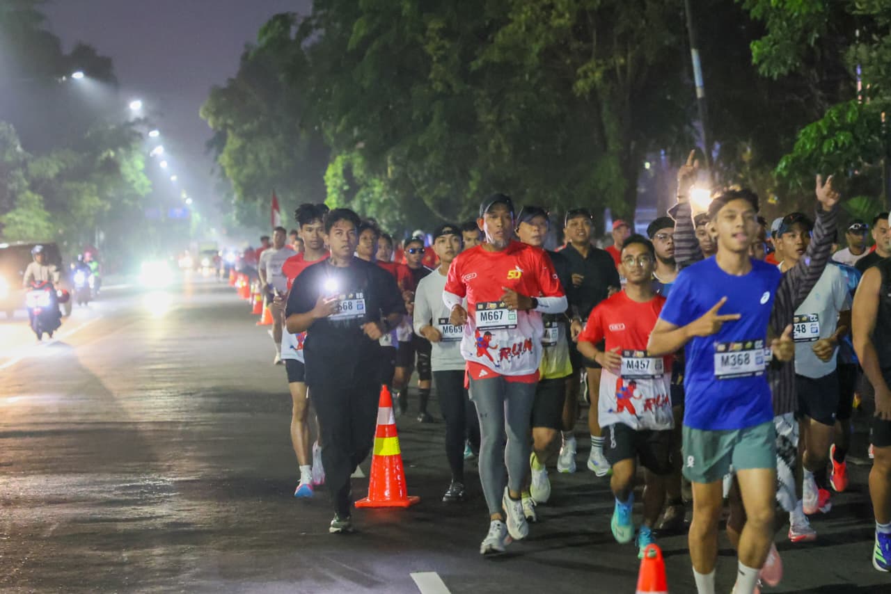 Ribuan pelari memadati kawasan Pura Mangkunegaran saat Kiky Run 2026, Minggu 8 Februari 2026 (foto: Pemprov Jateng)