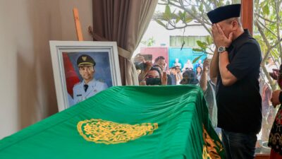 Gubernur Jawa Tengah Ahmad Luthfi menyalatkan jenazah Wakil Bupati Klaten Benny Indra Ardhianto di rumah duka, Minggu 8 Februari 2026 (foto: Pemprov Jateng)