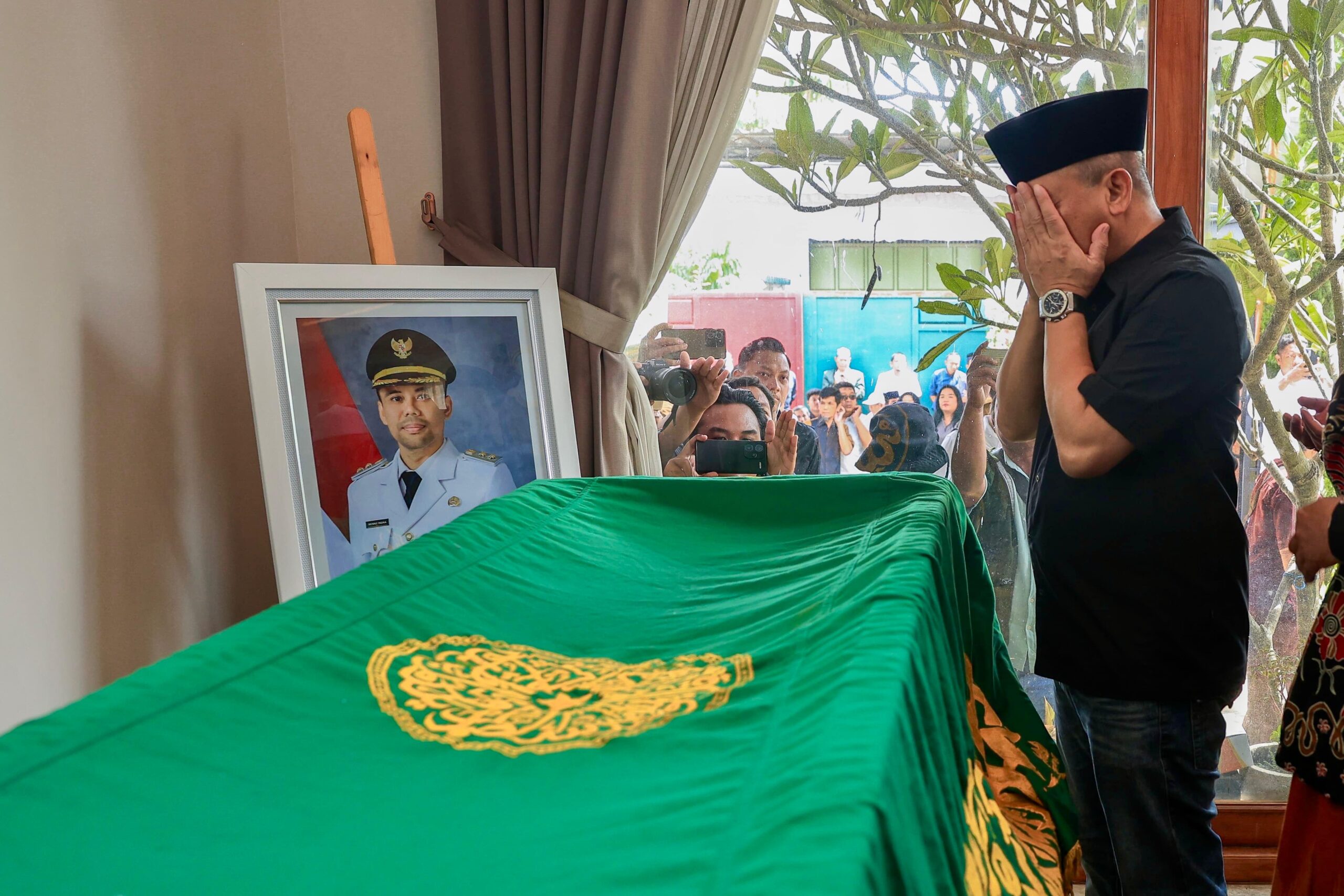 Gubernur Jawa Tengah Ahmad Luthfi menyalatkan jenazah Wakil Bupati Klaten Benny Indra Ardhianto di rumah duka, Minggu 8 Februari 2026 (foto: Pemprov Jateng)