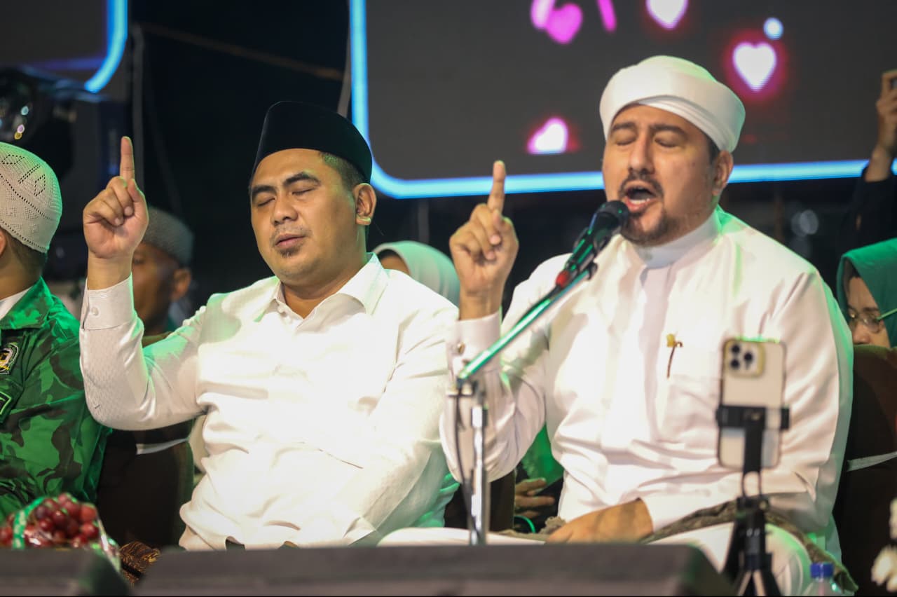 Wakil Gubernur Jateng Gus Yasin saat menghadiri majelis shalawat dalam Harlah PPP ke-53 di Desa Tengaran, Semarang, Minggu 9 Februari 2026 (foto: Pemprov Jateng)