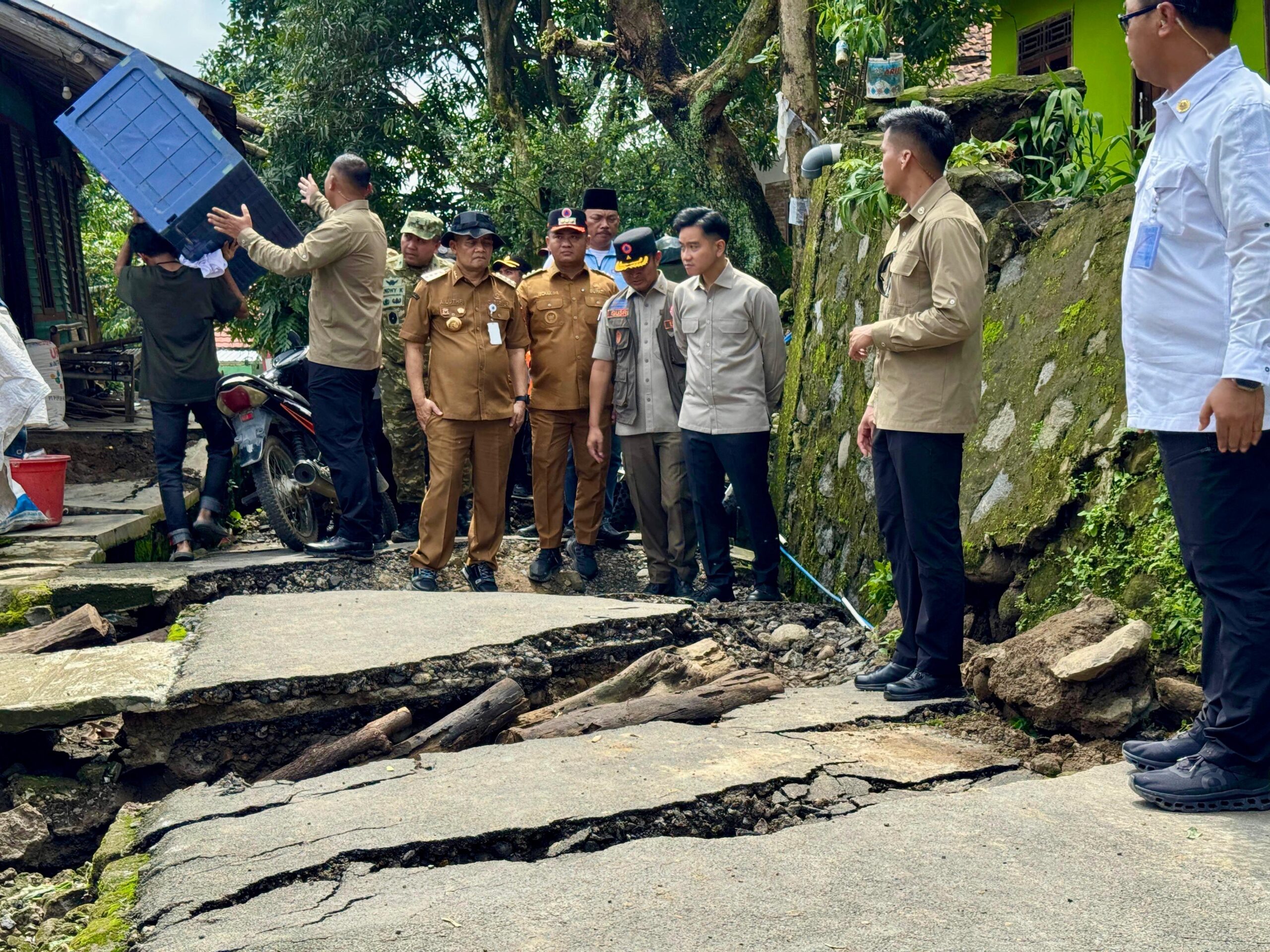Gubernur Jateng Ahmad Luthfi dan Wapres Gibran Rakabuming Raka saat meninjau lokasi bencana tanah gerak di Tegal (foto: Pemprov Jateng)