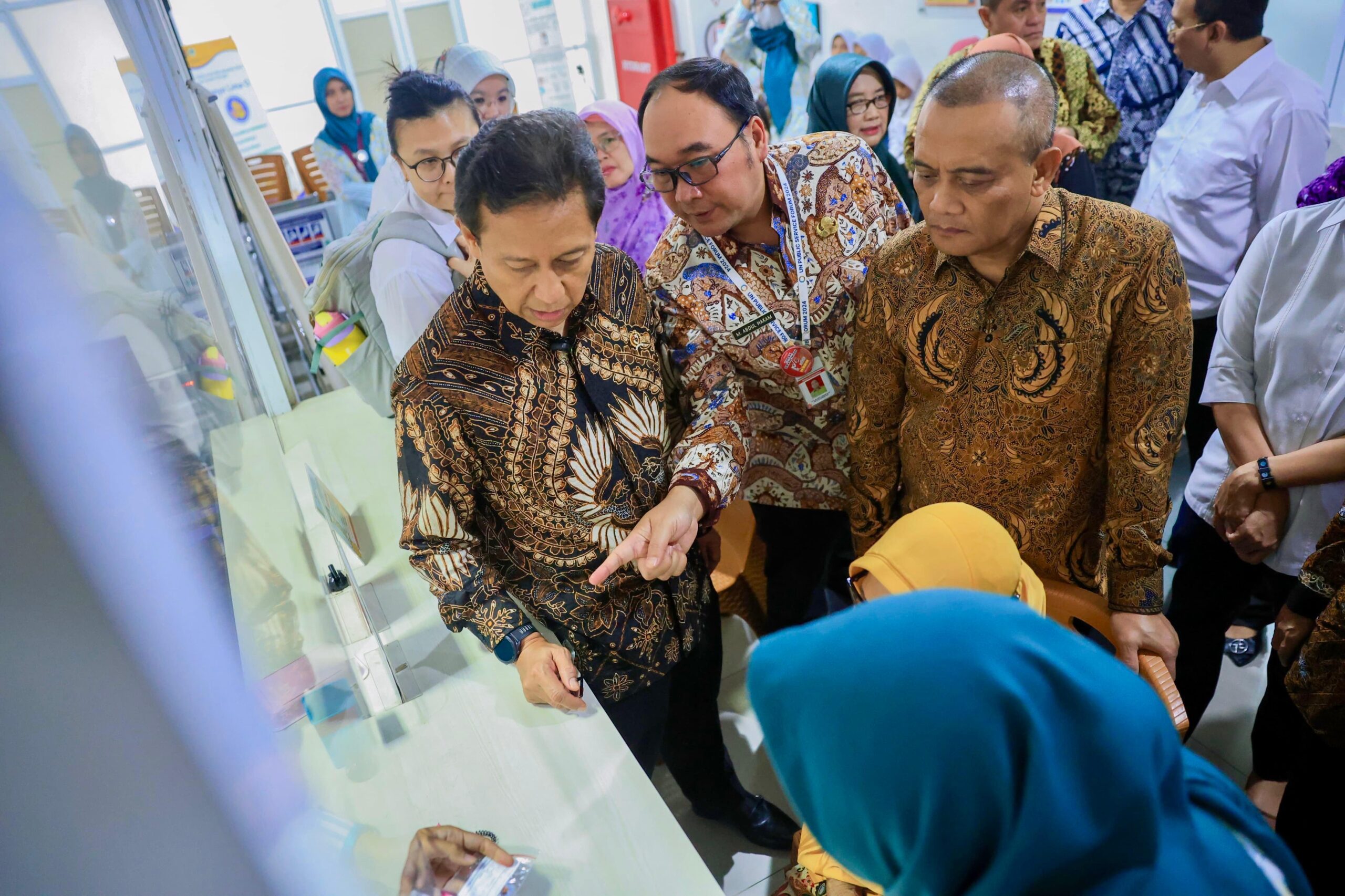 Gubernur Ahmad Luthfi mendampingi Menteri Kesehatan Budi Gunadi Sadikin saat meninjau layanan kesehatan gratis di Puskesmas Pandanaran, Semarang, Selasa 10 Februari 2026 (foto: Pemprov Jateng)