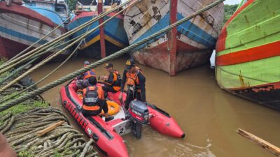 Tim SAR gabungan mengevakuasi jasad Eko Kudiran, nelayan KM Tunggu Pangestu, yang ditemukan terapung di perairan Batang, Selasa 10 Februari 2026 (foto: Basarnas Semarang)