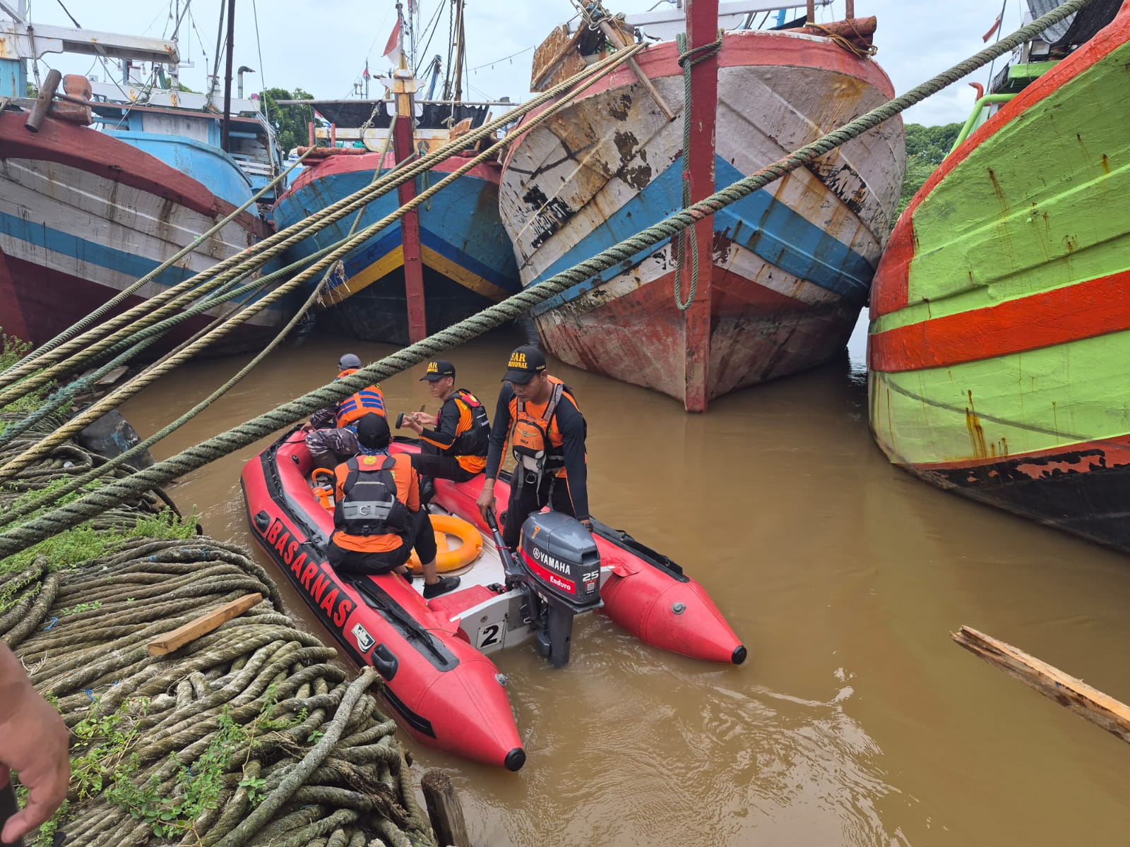 Tim SAR gabungan mengevakuasi jasad Eko Kudiran, nelayan KM Tunggu Pangestu, yang ditemukan terapung di perairan Batang, Selasa 10 Februari 2026 (foto: Basarnas Semarang)
