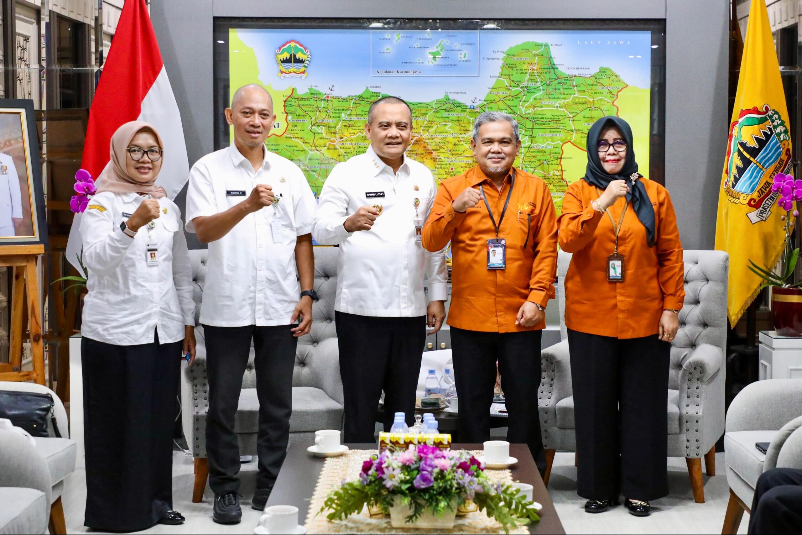 Gubernur Jawa Tengah Ahmad Luthfi bersama Kepala BPS Jateng Ali Said membahas kontribusi KEK dan KI terhadap ekonomi daerah, Rabu 11 Februari 2026 (foto: Pemprov Jateng)