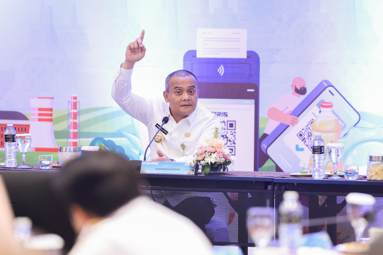 Gubernur Jawa Tengah Ahmad Luthfi memimpin High Level Meeting di Semarang, membahas akselerasi investasi dan kawasan industry, Rabu 11 Februari 2026 (foto: Pemprov Jateng)