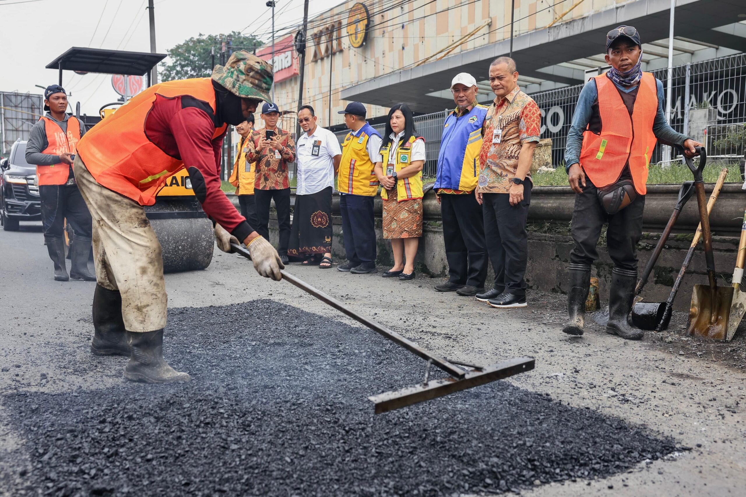 Gubernur Ahmad Luthfi meninjau proyek perbaikan jalan di Semarang, Jumat 13 Februari 2026 (foto: Pemprov Jateng)