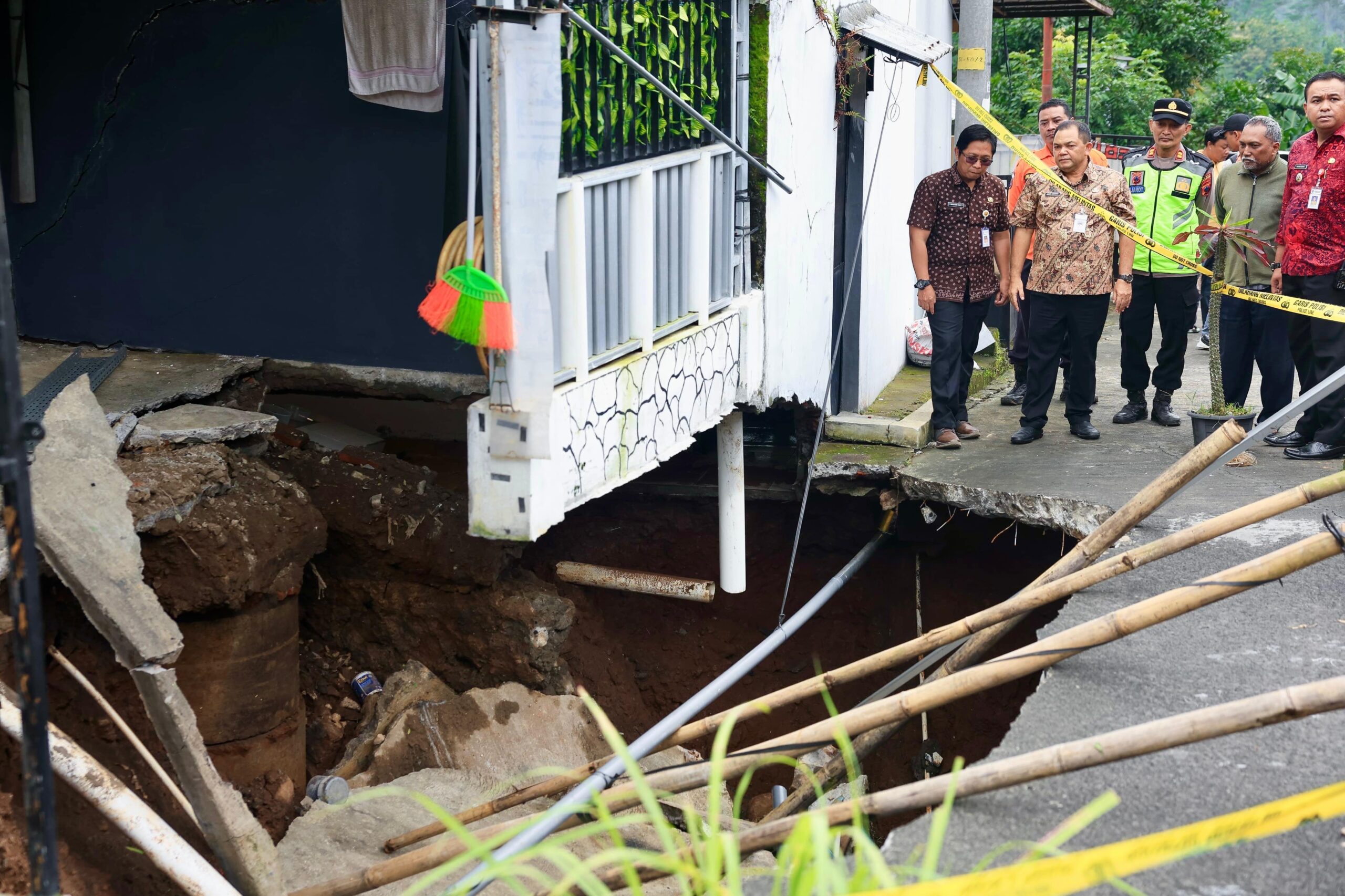 Gubernur Ahmad Luthfi meninjau langsung lokasi tanah amblas di Ungaran Timur, Jumat 13 Februari 2026 (foto: Pemprov Jateng)
