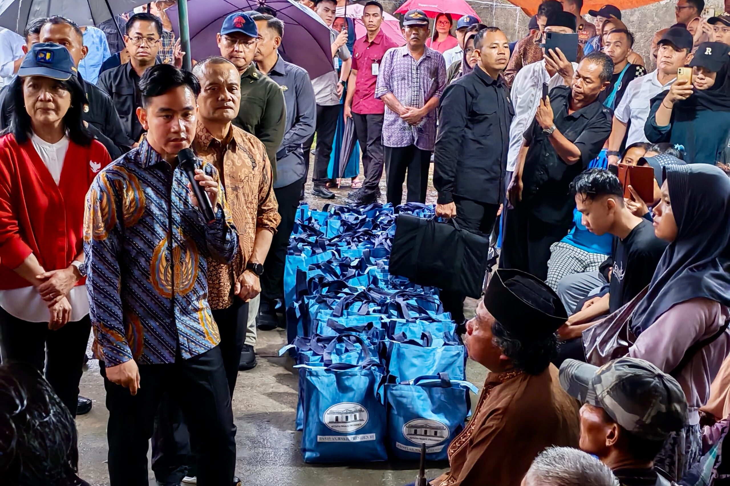 Wapres Gibran Rakabuming Raka bersama Gubernur Jateng Ahmad Luthfi meninjau lokasi tanah gerak di Jangli, Semarang Sabtu 14 Februari 2026 (foto: Pemprov Jateng)