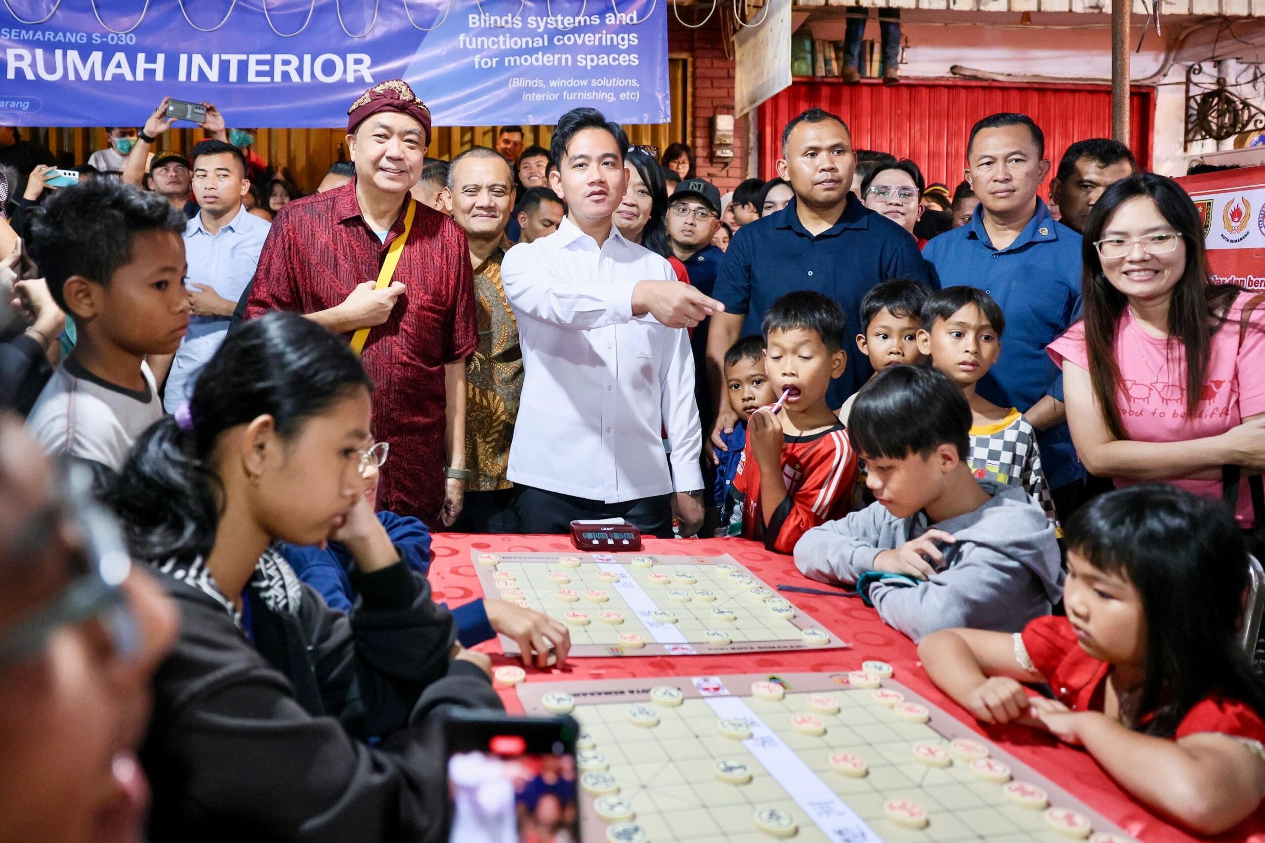 Wapres Gibran Rakabuming Raka bersama Gubernur Ahmad Luthfi berbaur dengan pengunjung Pasar Imlek Semawis 2026 di Semarang 14 Februari 2026 (foto: Pemprov Jateng)