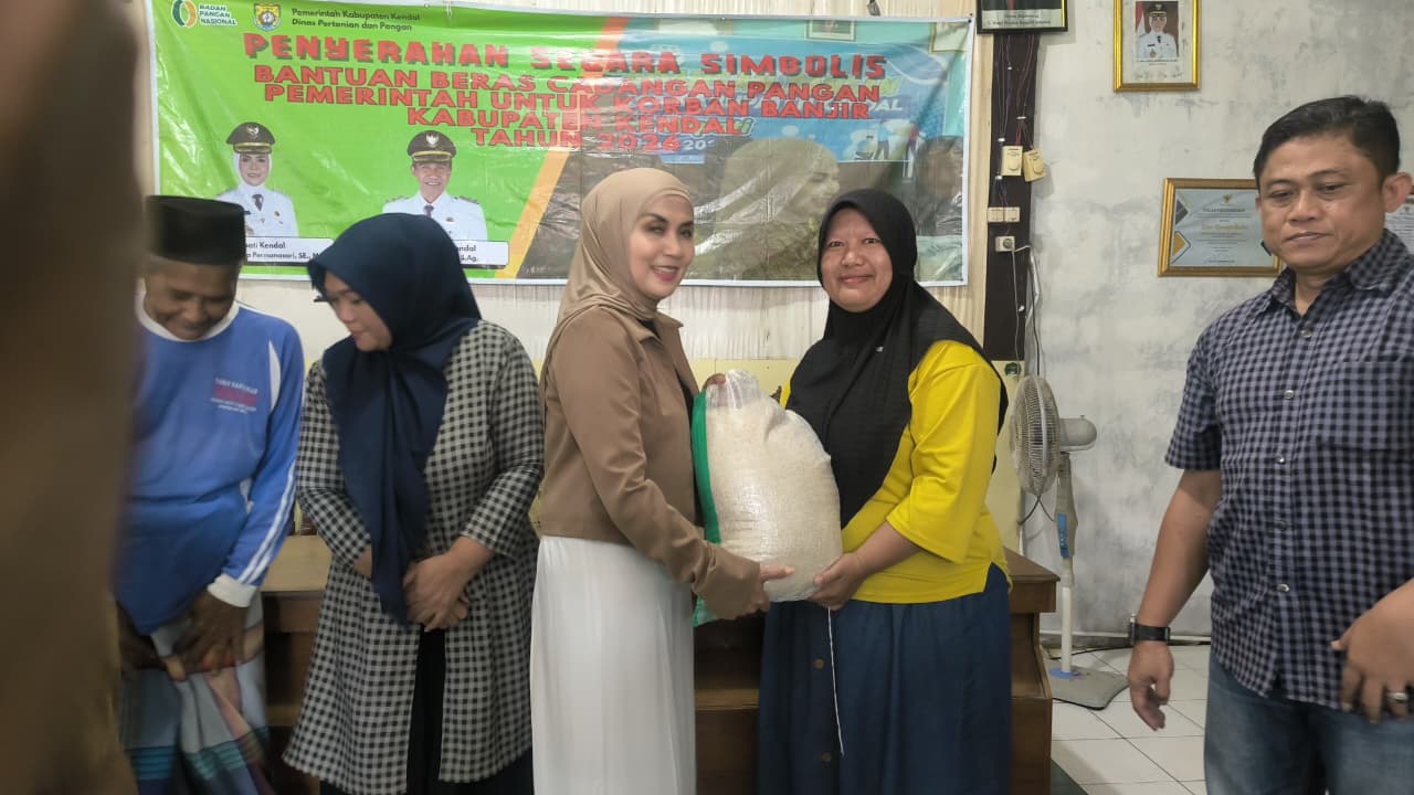 Bupati Kendal Dyah Kartika Permanasari menyerahkan bantuan beras CPP kepada warga terdampak banjir di Ngampel (foto: Pemkab Kendal)