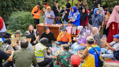 Gubernur Jateng Ahmad Luthfi ikut kerja bakti bersama warga di lokasi longsor Delta Asri, Ungaran Timur, Selasa 17 Februari 2026 (foto: Pemprov Jateng)