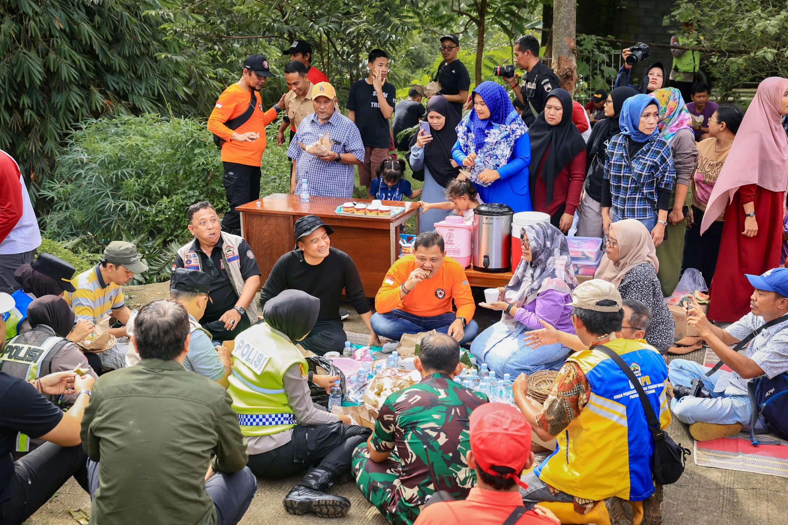 Gubernur Jateng Ahmad Luthfi ikut kerja bakti bersama warga di lokasi longsor Delta Asri, Ungaran Timur, Selasa 17 Februari 2026 (foto: Pemprov Jateng)