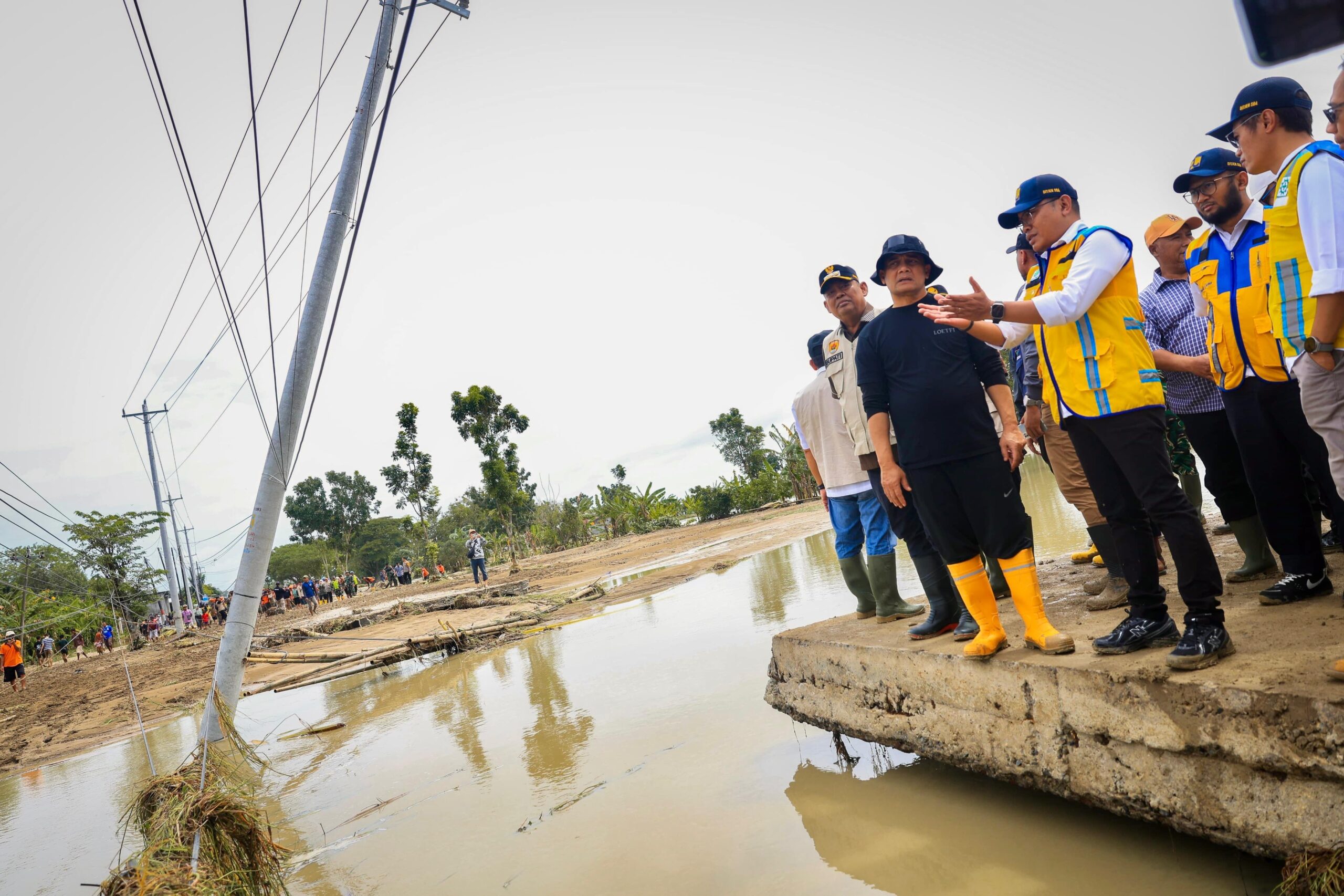 Gubernur Jateng Ahmad Luthfi meninjau lokasi tanggul Sungai Tuntang yang jebol di Desa Tinanding, Grobogan, Selasa 17 Februari 2026 (foto: Pemprov Jateng)