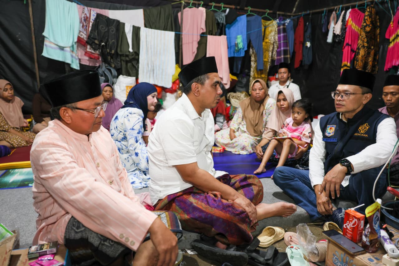 Wagub Jateng Taj Yasin Maimoen meninjau posko pengungsian korban tanah gerak di Desa Padasari (foto: Pemprov Jateng)