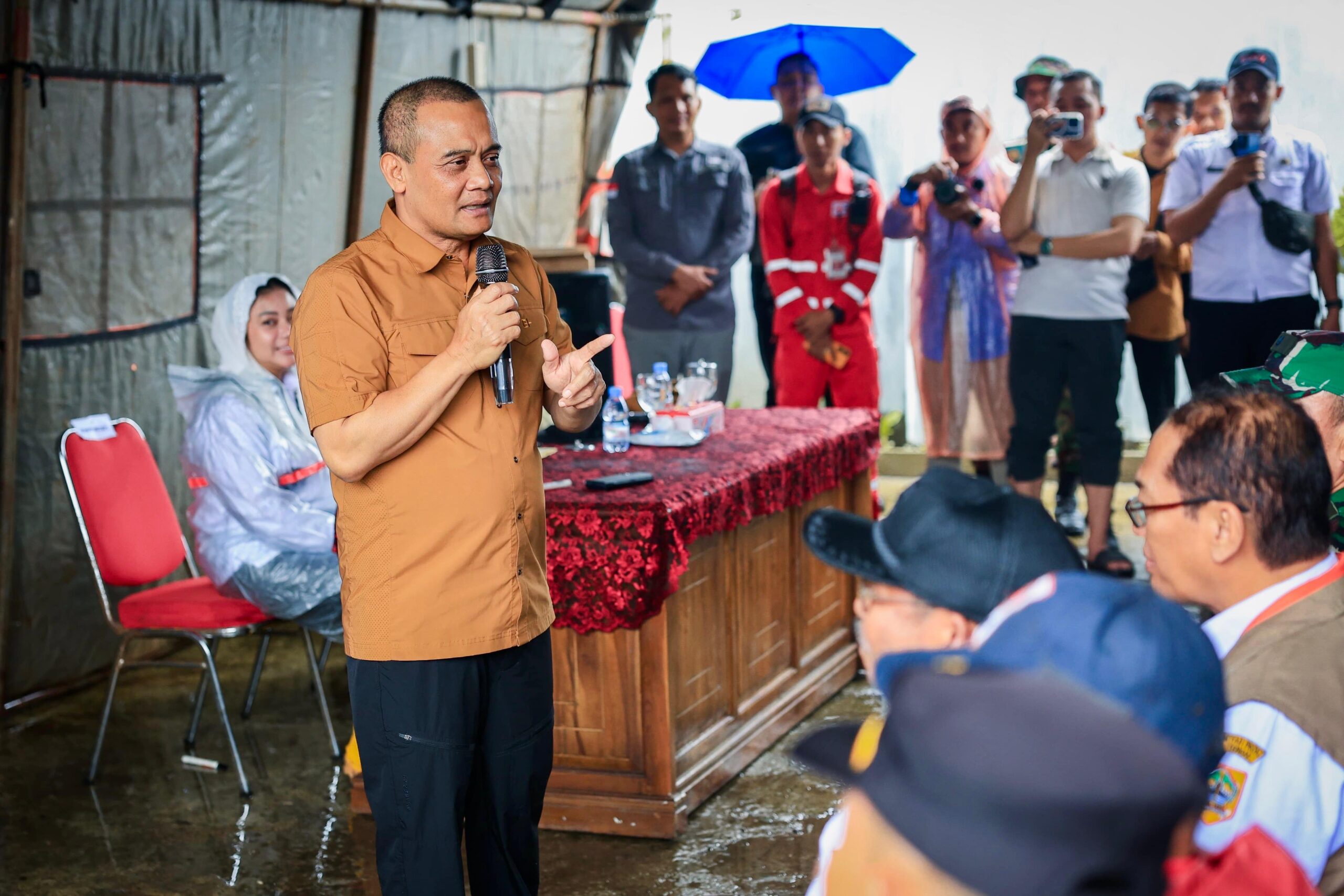 Gubernur Jateng Ahmad Luthfi meninjau pengungsian korban tanah gerak di Desa Sridadi, Brebes, Rabu 18 Februari 2026 (foto: Pemprov Jateng)
