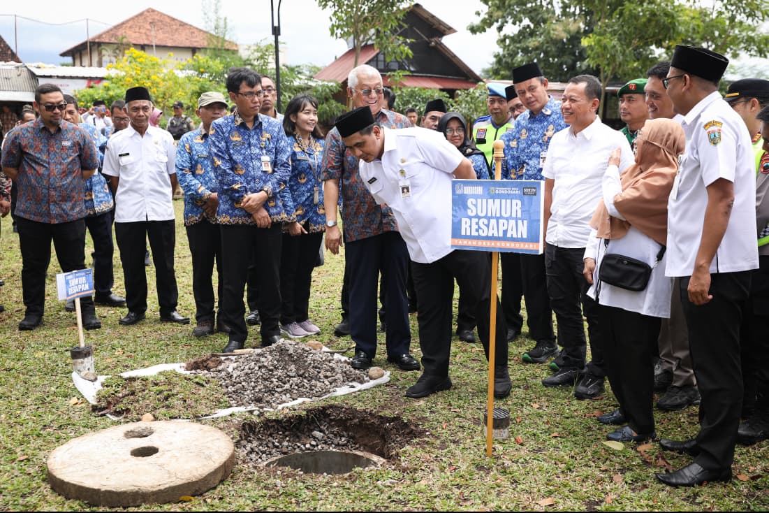 Wagub Jateng Taj Yasin Maimoen meninjau pembangunan sumur resapan di Desa Gondosari, Kudus, Rabu 18 Februari 2026 (foto: Pemprov Jateng)