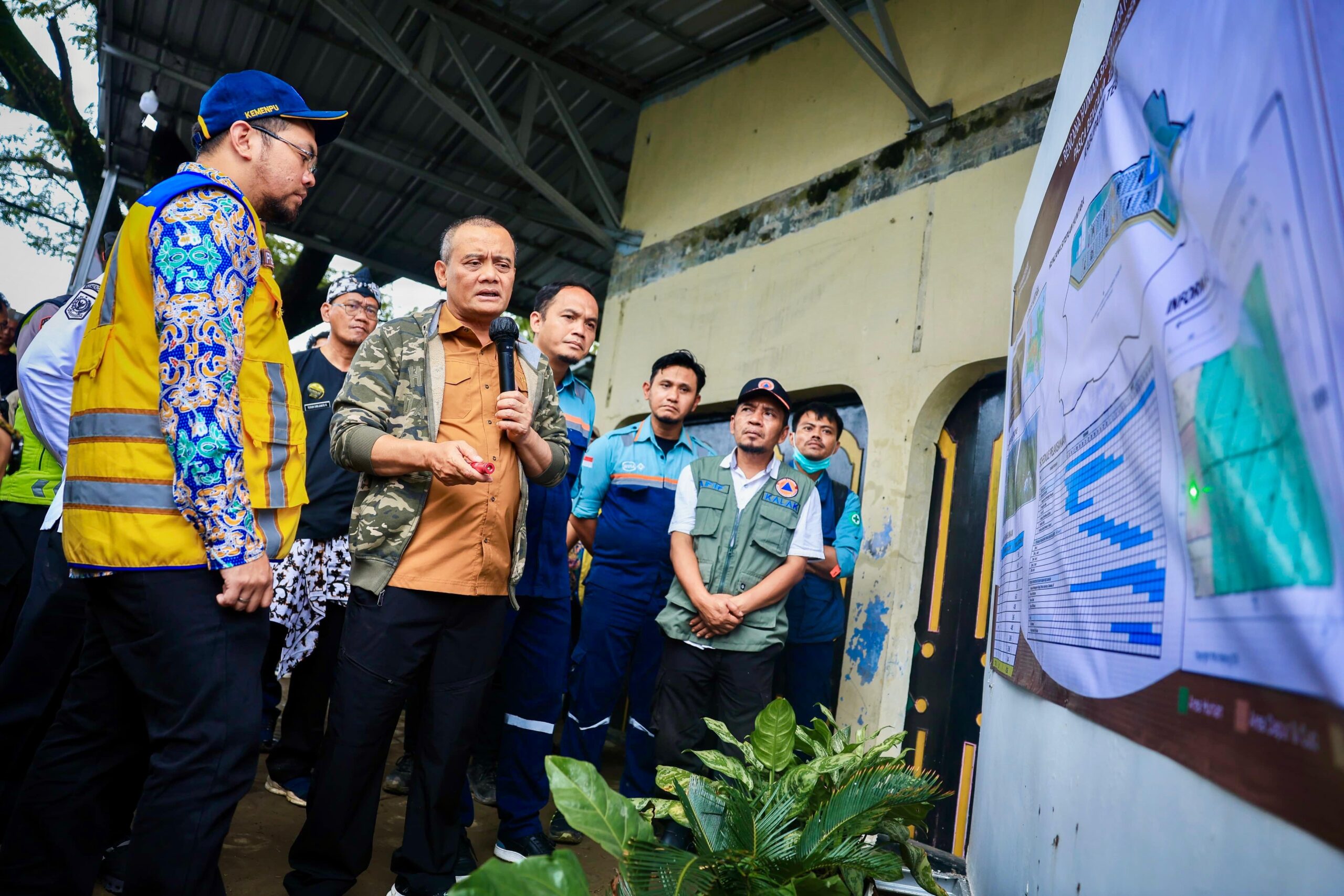 Gubernur Jateng Ahmad Luthfi meninjau pembangunan huntara modular di Desa Capar, Tegal (foto: Pemprov Jateng)