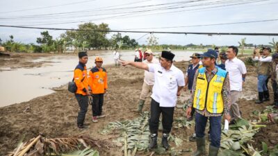 Wakil Gubernur Jawa Tengah Taj Yasin Maimoen meninjau perbaikan tanggul Sungai Tuntang yang jebol di Desa Tinanding, Grobogan, Rabu 18 Februari 2026 (foto: Pemprov Jateng)