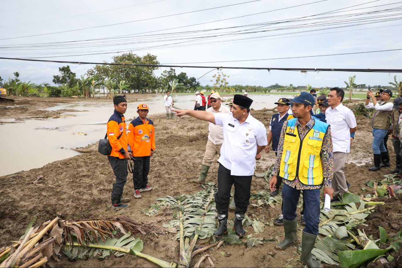 Wakil Gubernur Jawa Tengah Taj Yasin Maimoen meninjau perbaikan tanggul Sungai Tuntang yang jebol di Desa Tinanding, Grobogan, Rabu 18 Februari 2026 (foto: Pemprov Jateng)