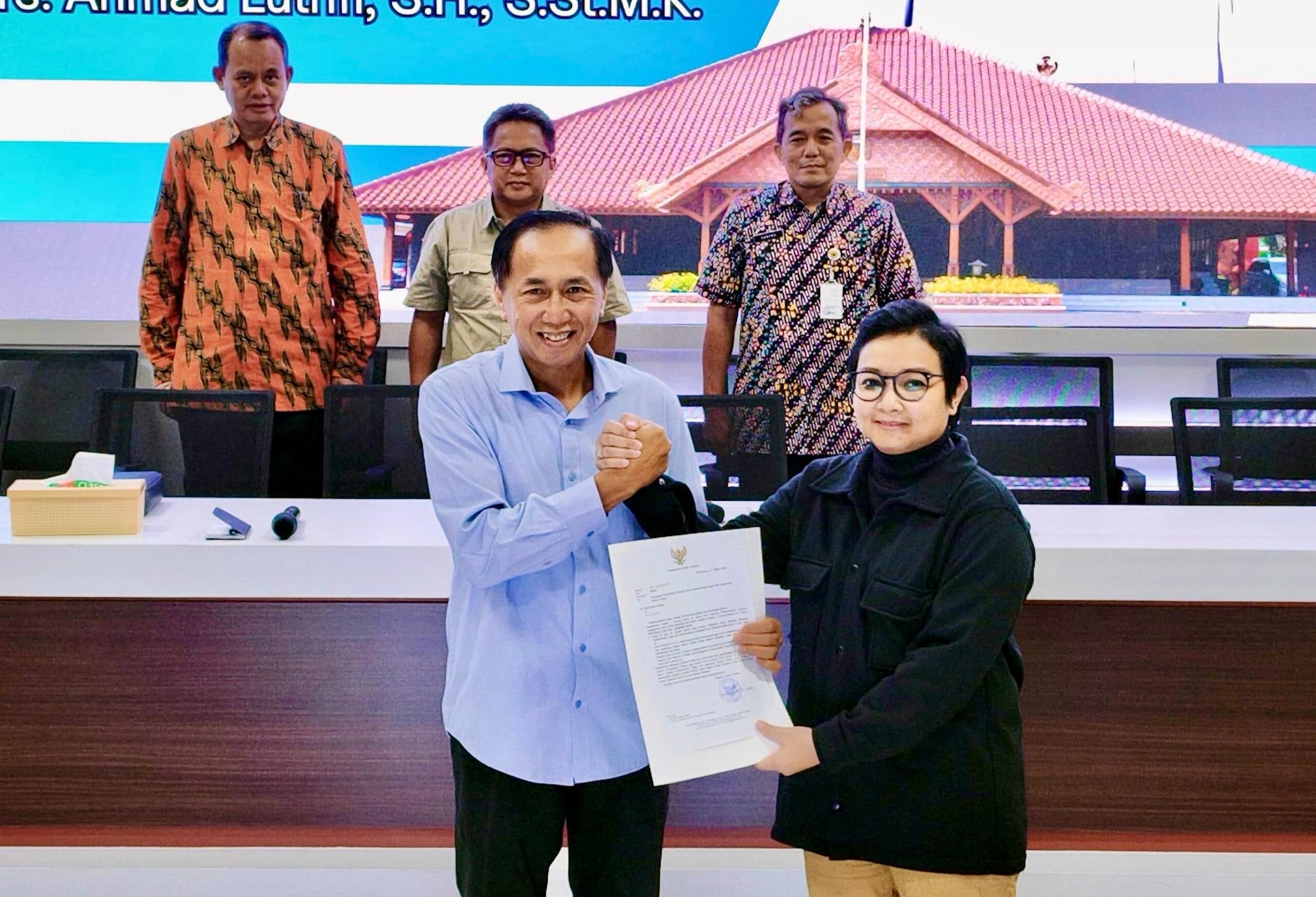 Asisten Sekda Jateng Iwanuddin Iskandar menyampaikan pesan Gubernur Ahmad Luthfi dalam pertemuan Forkopimda Cilacap (foto: Pemprov Jateng)