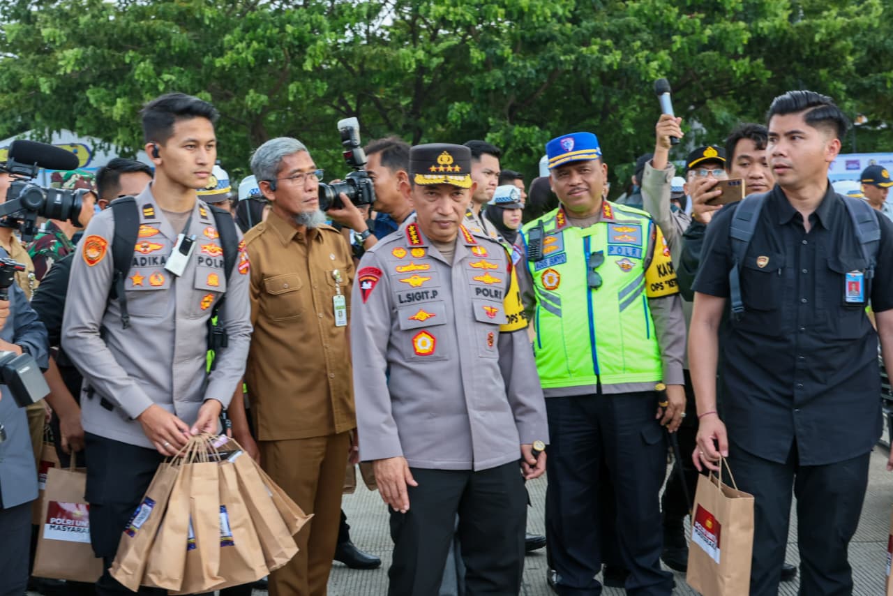Kapolri Listyo Sigit Prabowo bersama jajaran Polda Jateng meninjau kesiapan Pos Terpadu Kalikangkung (foto: Pemprov Jateng)
