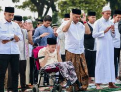 Gubernur Jateng Salat Id Bersama Putra Bungsu di Simpanglima