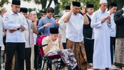 Gubernur Jateng Ahmad Luthfi bersama putra bungsunya saat salat Idulfitri di Lapangan Pancasila Simpanglima, Semarang 21 Maret 2026 (foto: Pemprov Jateng)
