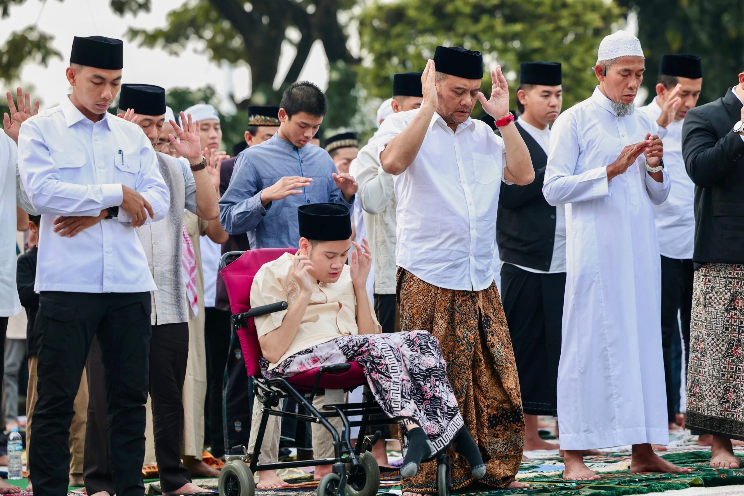 Gubernur Jateng Ahmad Luthfi bersama putra bungsunya saat salat Idulfitri di Lapangan Pancasila Simpanglima, Semarang 21 Maret 2026 (foto: Pemprov Jateng)