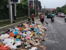 Viral Sampah Berserakan: DLH Semarang Akui Kelalaian, Tegur Sopir Truk Pembuang Sampah