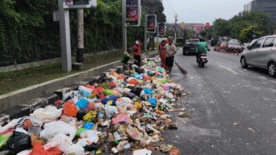 Petugas DLH Semarang membersihkan sampah yang tumpah di Jalan Sultan Agung (foto: Pemkot Semarang)
